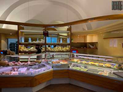 Varcato l�ingresso, ci ritroviamo in un piccolo locale dominato da un lungo bancone...